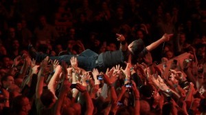 Bruce-Springsteen-Crowd-Surf